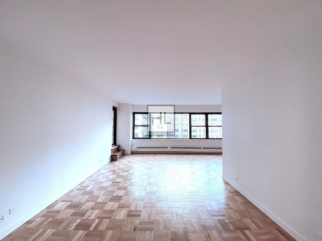 East 55th Street - Photo 0