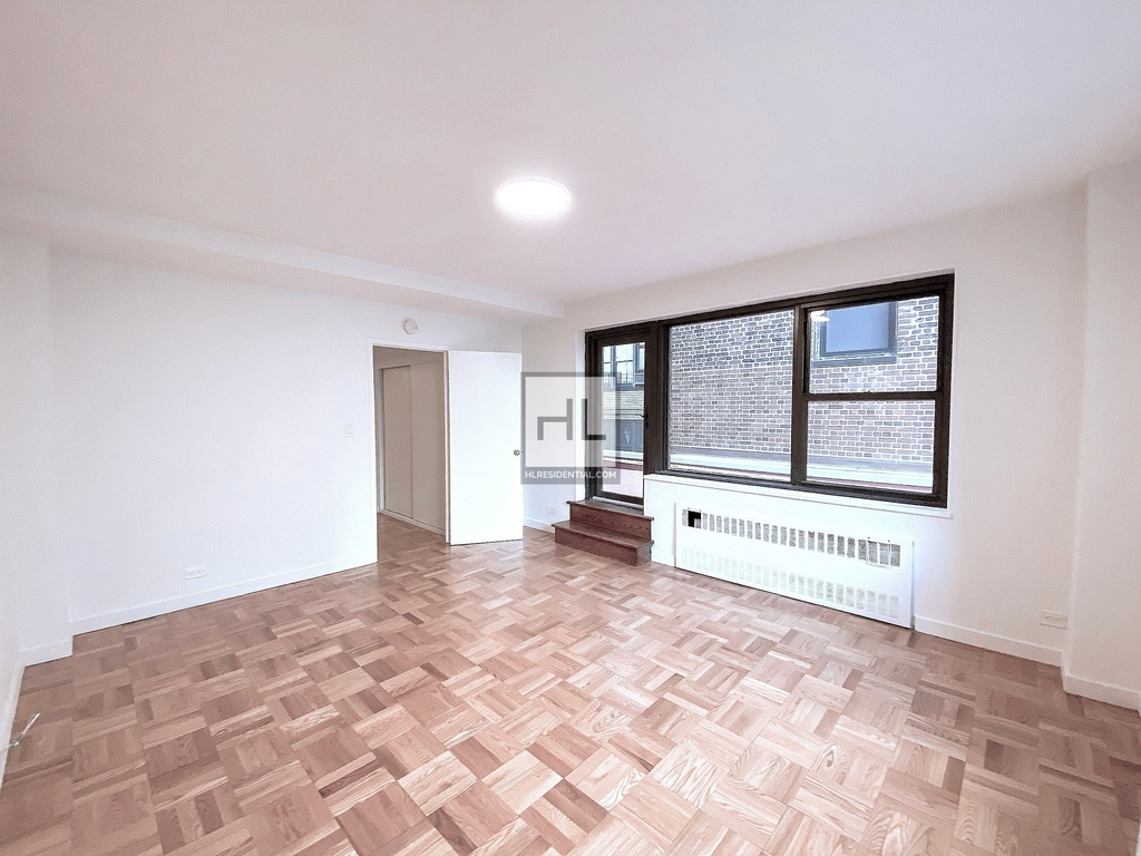 East 55th Street - Photo 4
