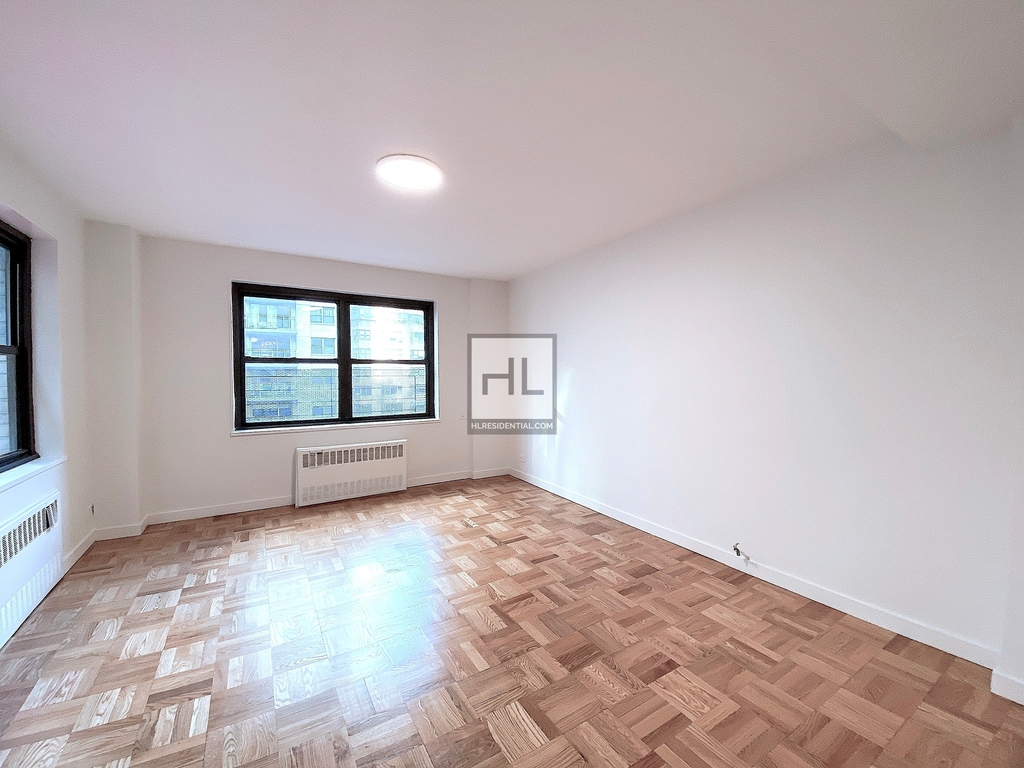 East 55th Street - Photo 3