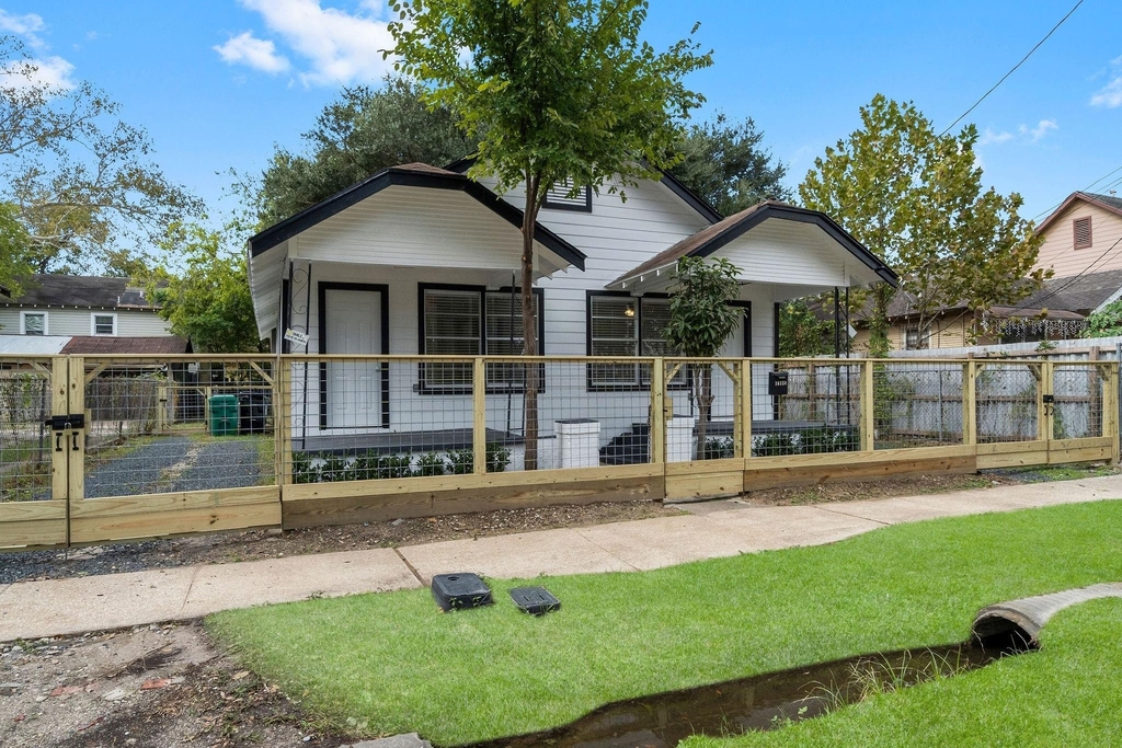 1615 1/2 Mckee Street - Photo 1