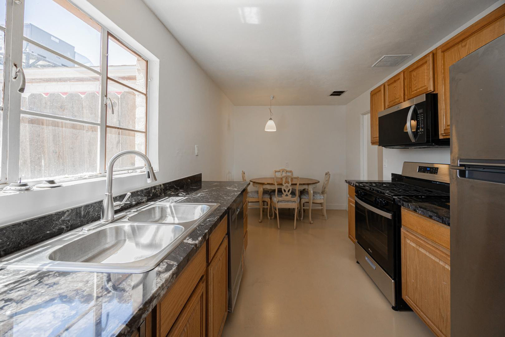2449 E Fairmount Avenue - Photo 5