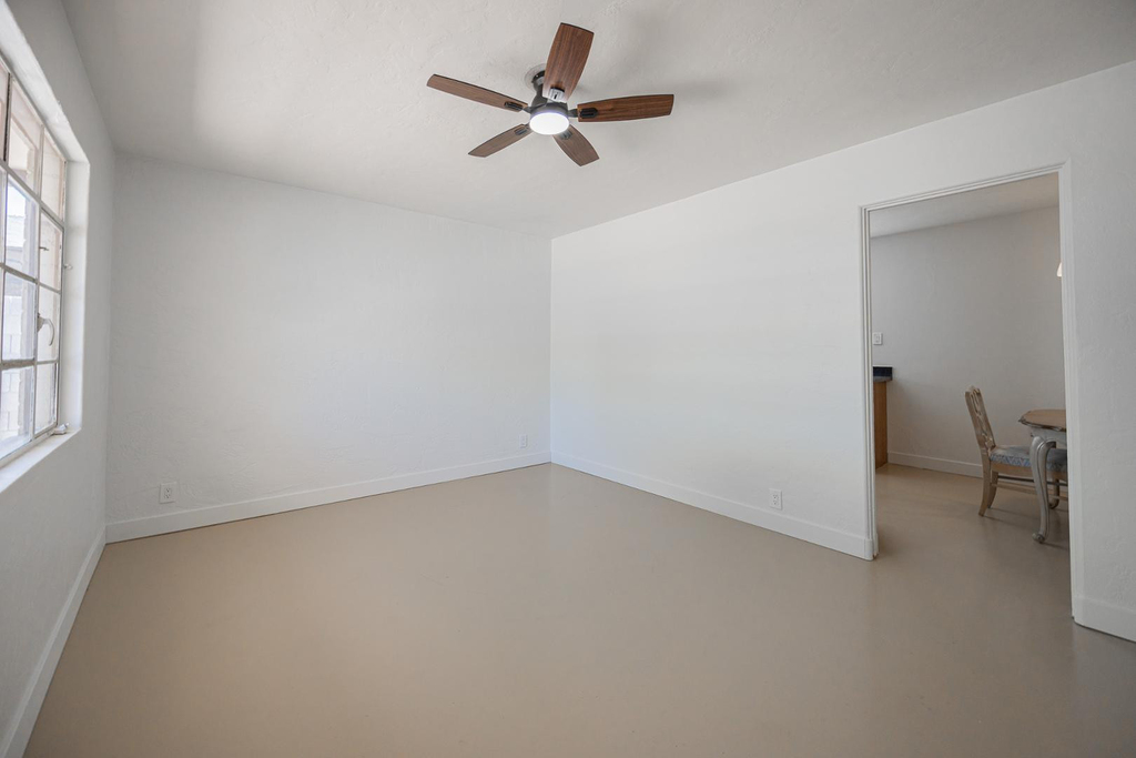 2449 E Fairmount Avenue - Photo 9