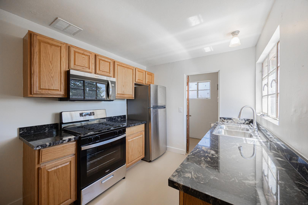 2449 E Fairmount Avenue - Photo 4