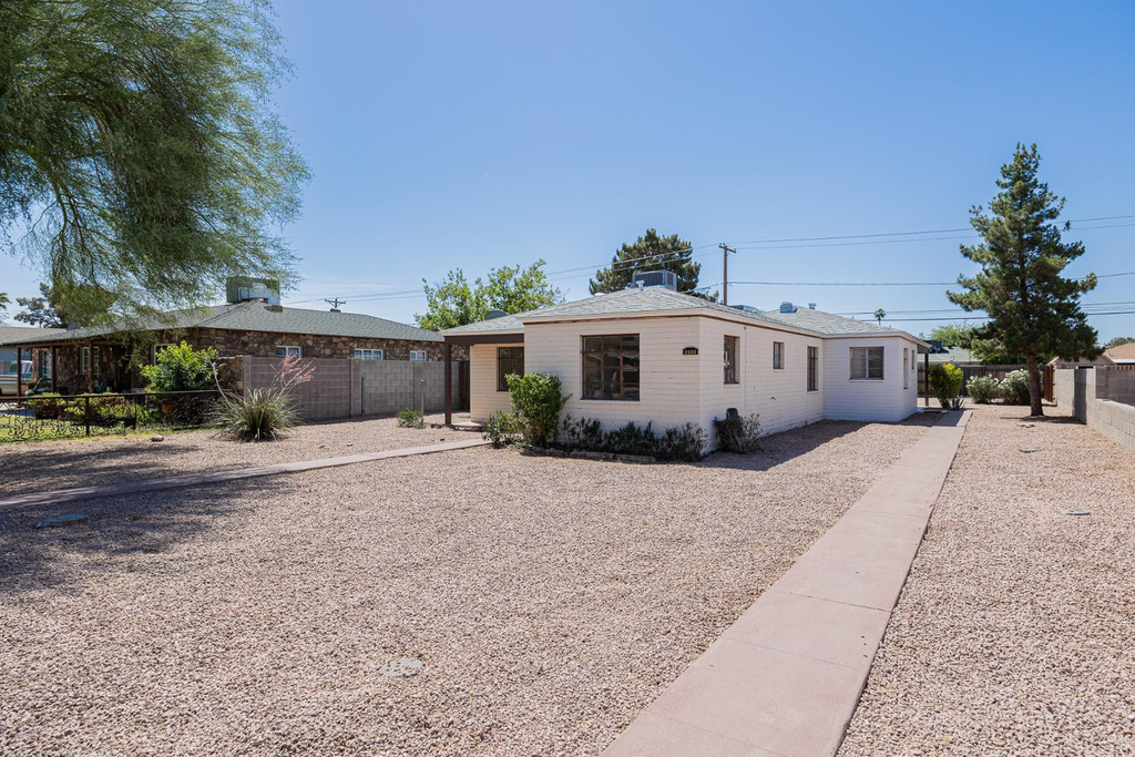 2449 E Fairmount Avenue - Photo 0