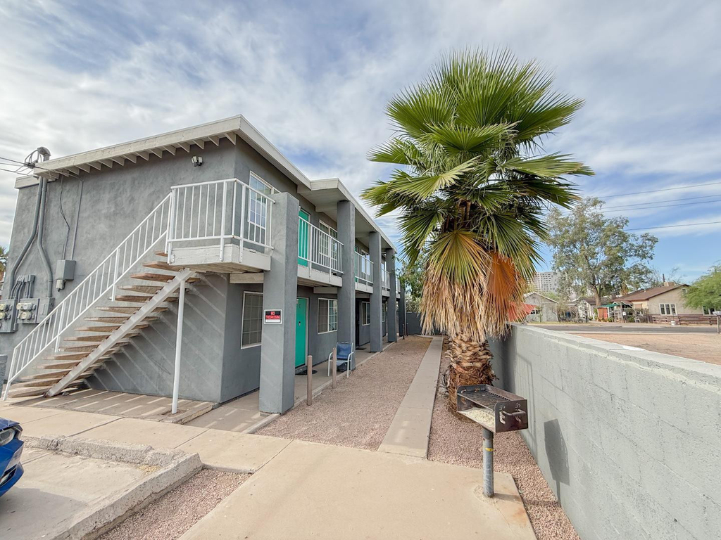 909 E Roosevelt Street - Photo 0
