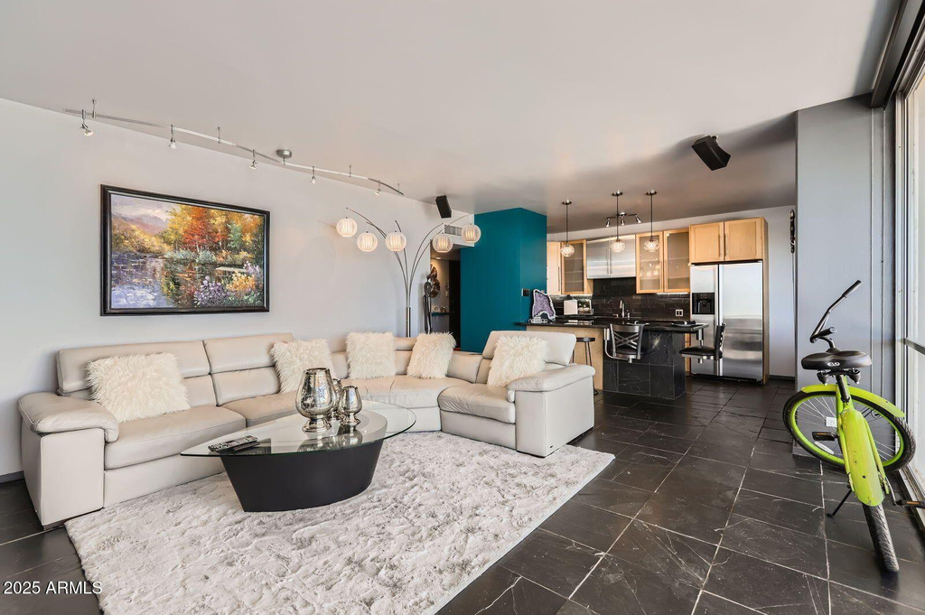 207 W Clarendon Avenue - Photo 2
