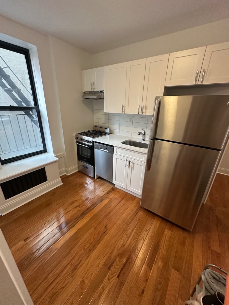1425 York Avenue - Photo 5