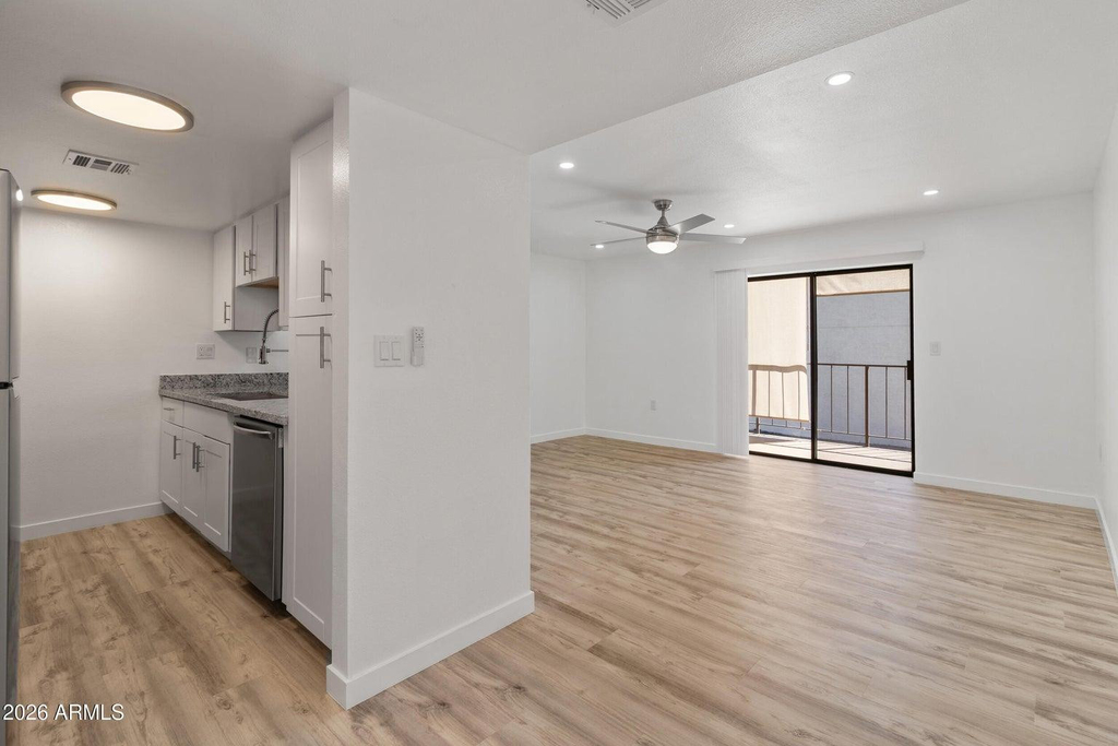 3033 E Devonshire Avenue - Photo 3
