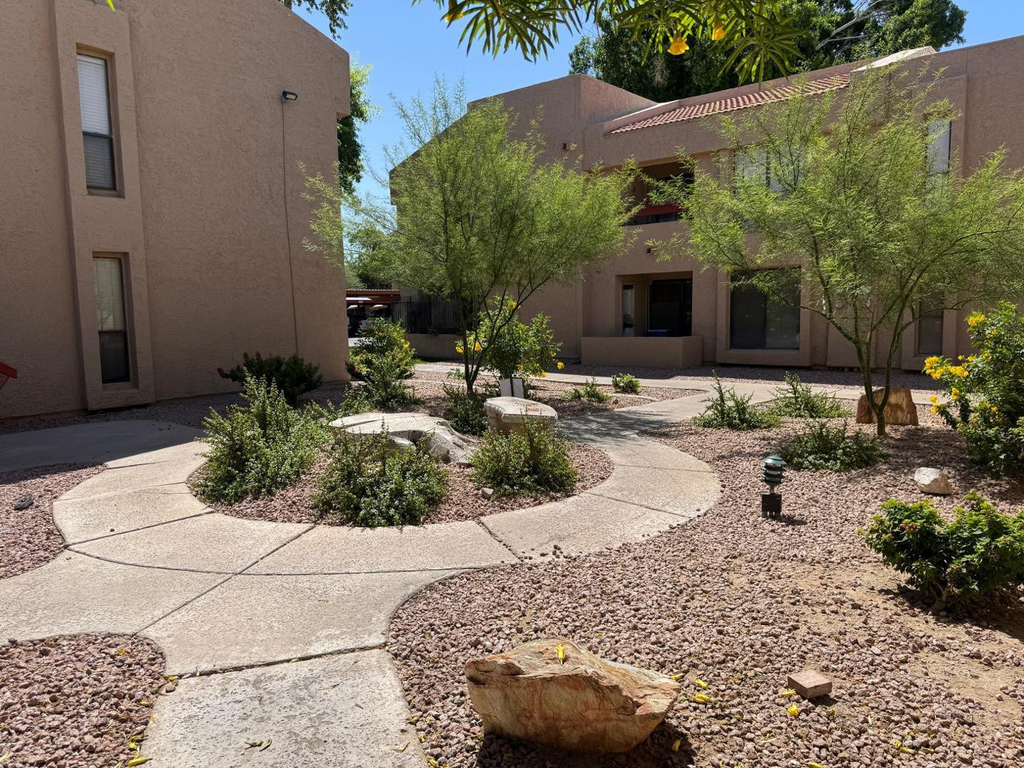 3131 W Cochise Drive - Photo 0