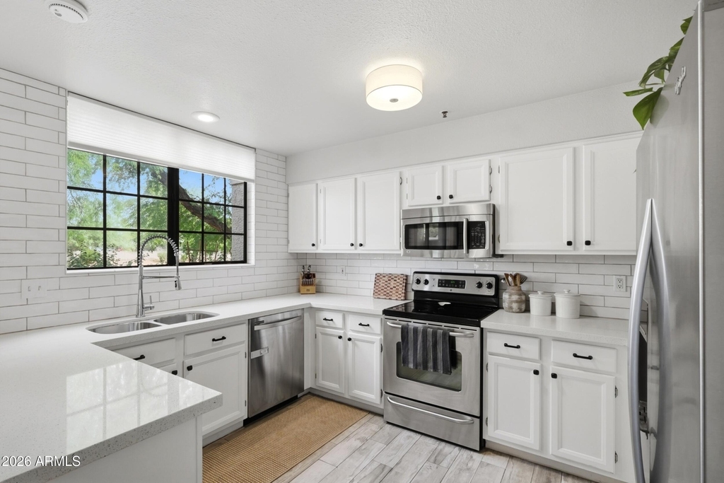 11515 N 91st Street - Photo 2