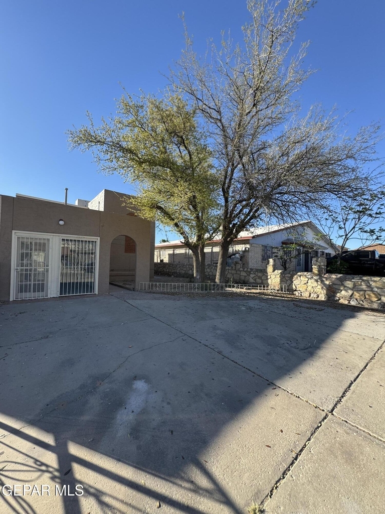 943 Montera Road - Photo 2
