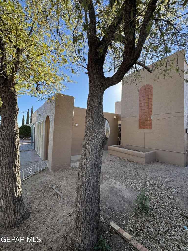 943 Montera Road - Photo 0