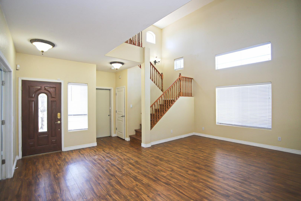 512 E Rainbow - Photo 4
