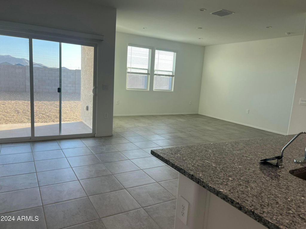 1575 E Lardner - Photo 3