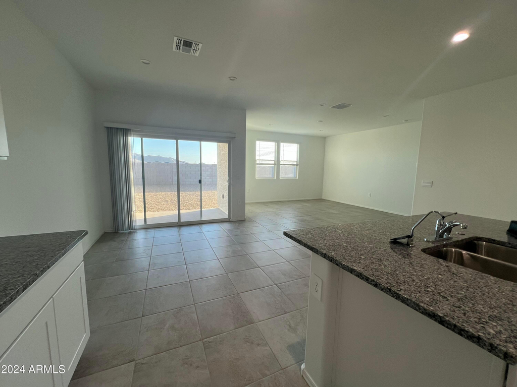 1575 E Lardner - Photo 4