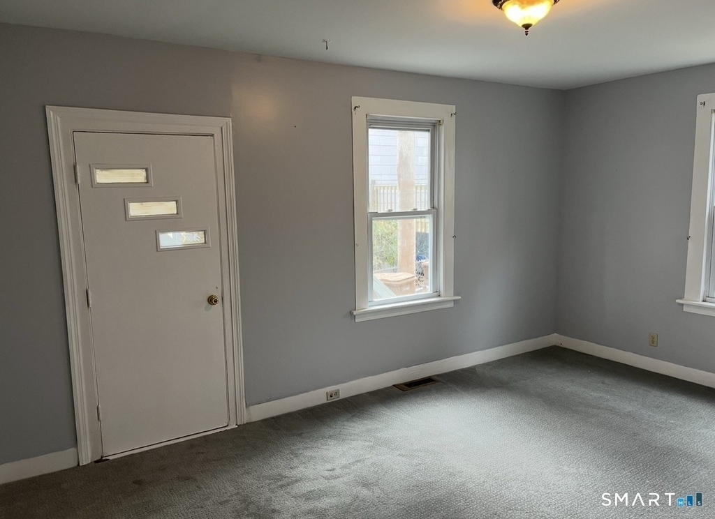 109 1/2 Oak Avenue - Photo 1