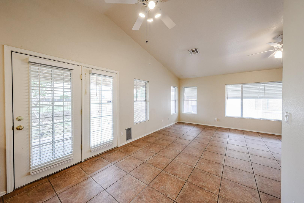 10935 W Ruth Avenue - Photo 4