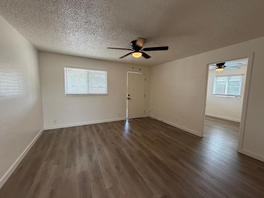 1027 E Dunlap Avenue - Photo 2