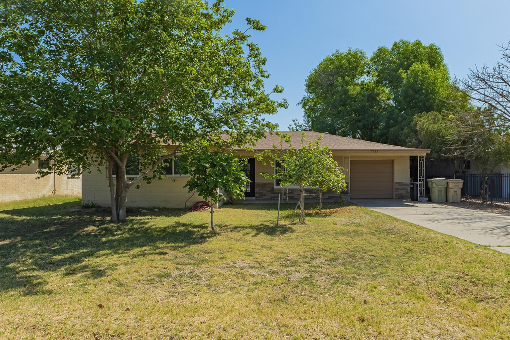 7733 N 60th Avenue - Photo 1