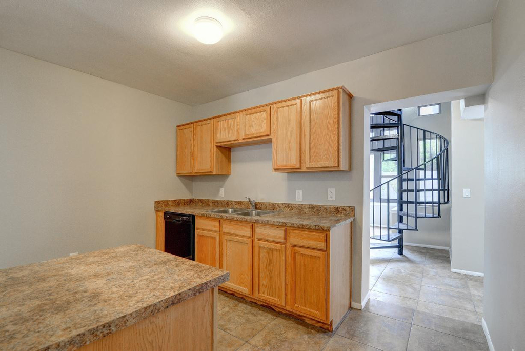 519 W 13th Street - Photo 9