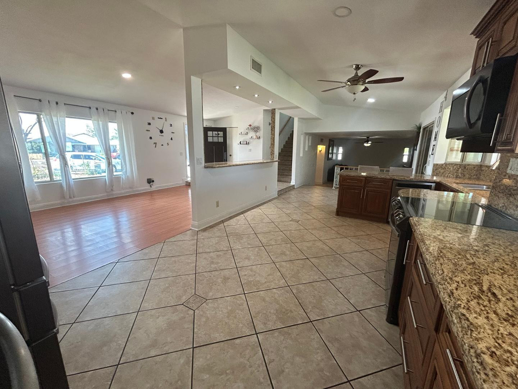 6916 W Georgia Avenue - Photo 9