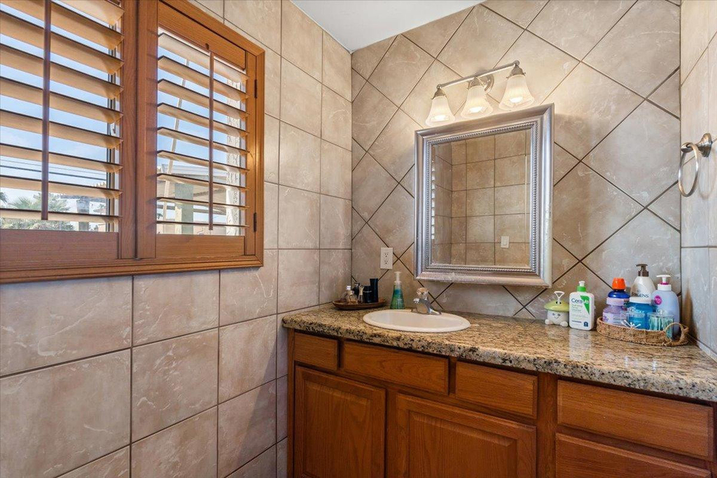 535 W 19th - Photo 10