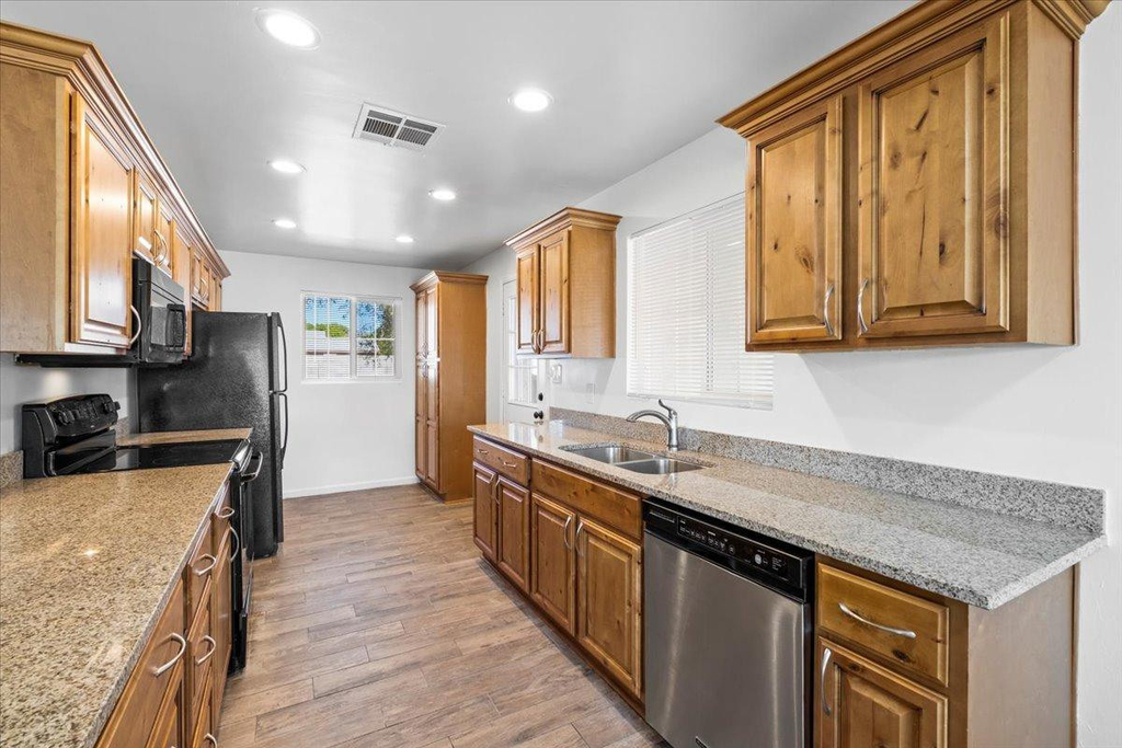 528 W 18th - Photo 9