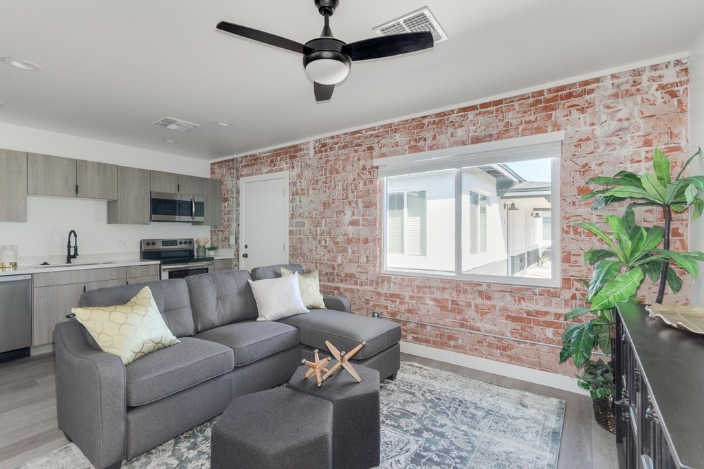 2512 E Thomas Road - Photo 1