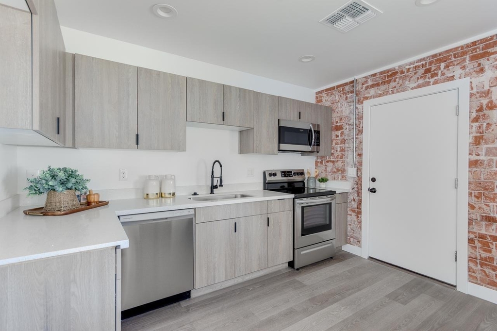 2512 E Thomas Road - Photo 2