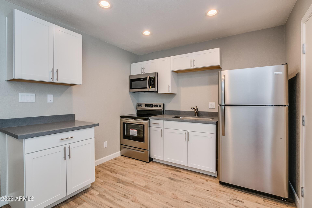 801 E Puget Avenue - Photo 2
