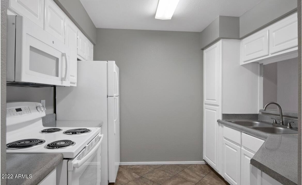 2025 E Campbell Avenue - Photo 3