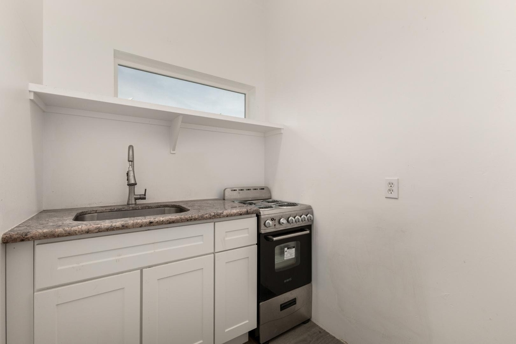 1933 E Monroe - Photo 24