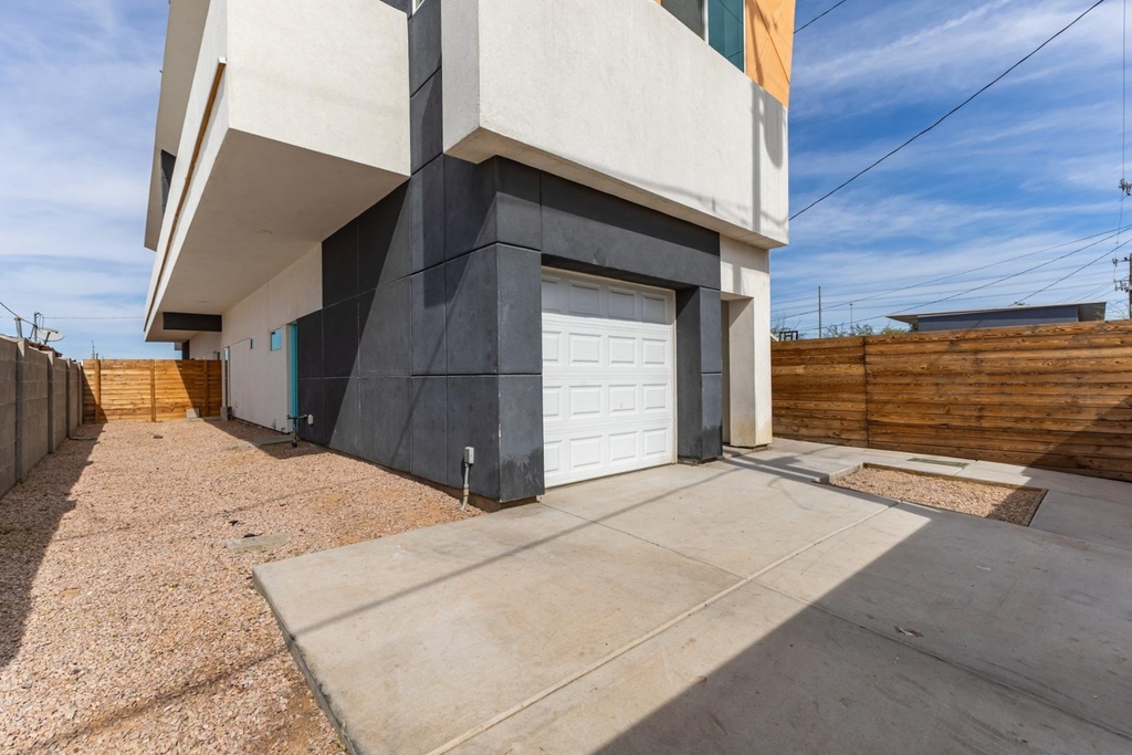 1933 E Monroe Street - Photo 17
