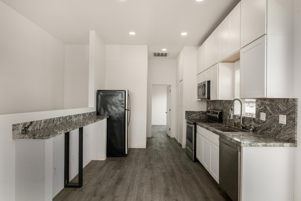 1933 E Monroe Street - Photo 3