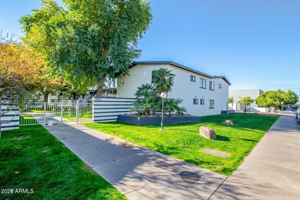 721 E Montebello Avenue - Photo 0