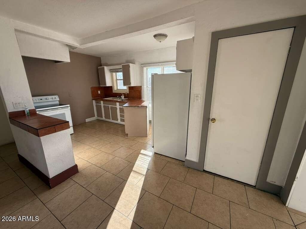 1165 E 10th Street - Photo 4