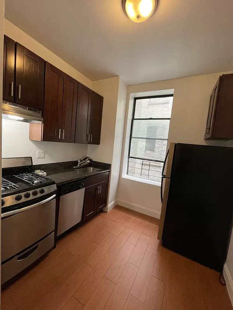 Broadway / Amsterdam Ave - Photo 19