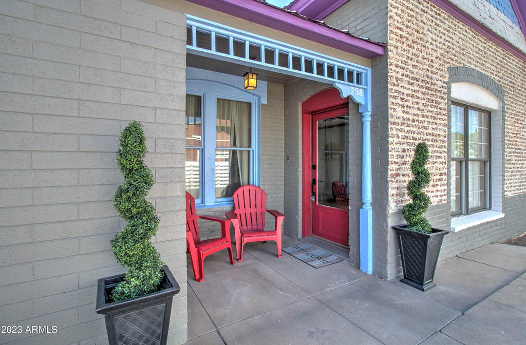 258 S Sutherland Street - Photo 1