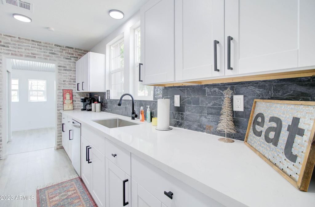 258 S Sutherland Street - Photo 8