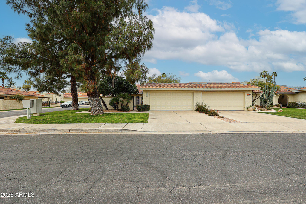 7720 N Pinesview Drive - Photo 1