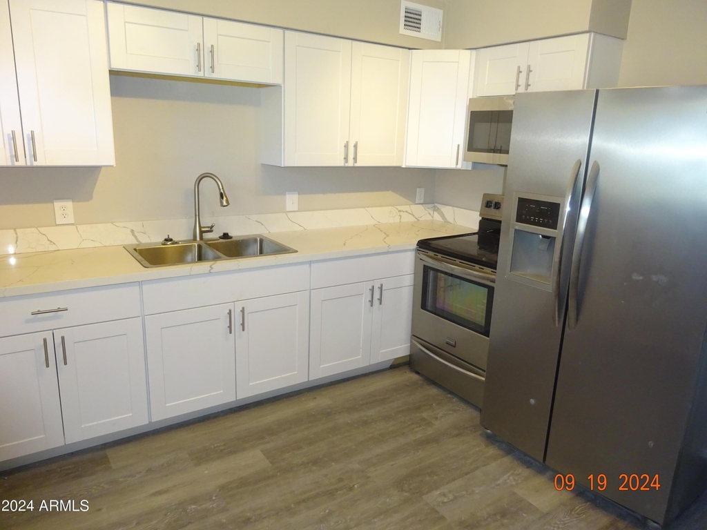 341 E Vogel Avenue - Photo 2