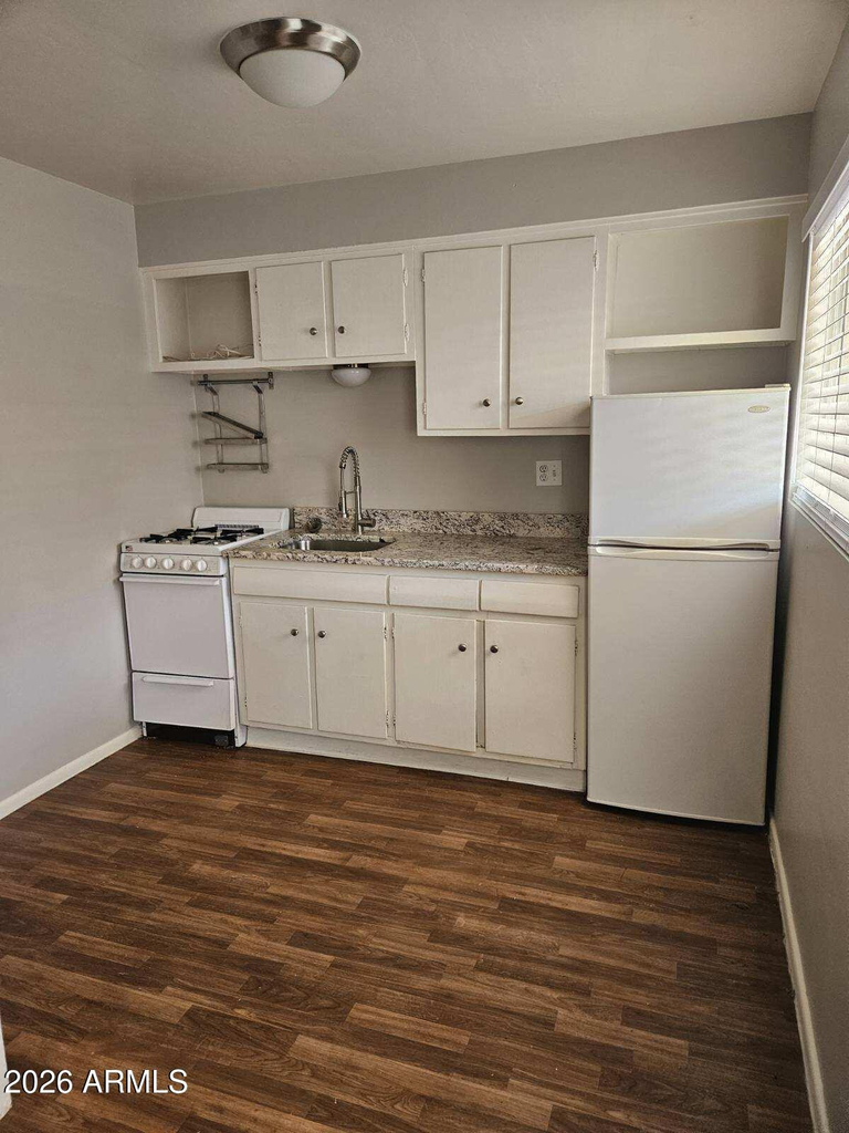 302 W Medlock Drive - Photo 6