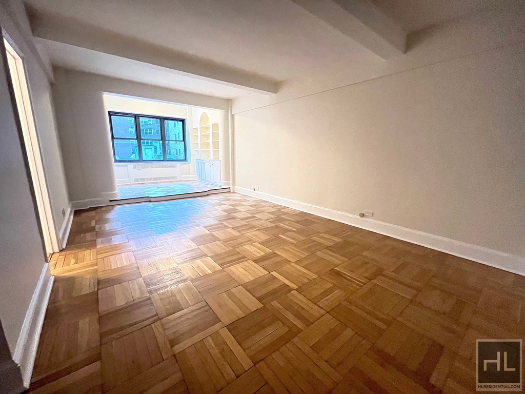 East 56 Street - Photo 1