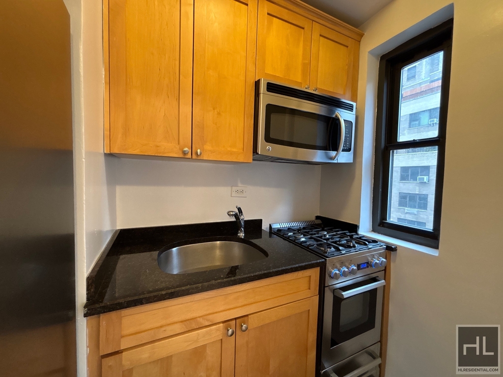 East 56 Street - Photo 0