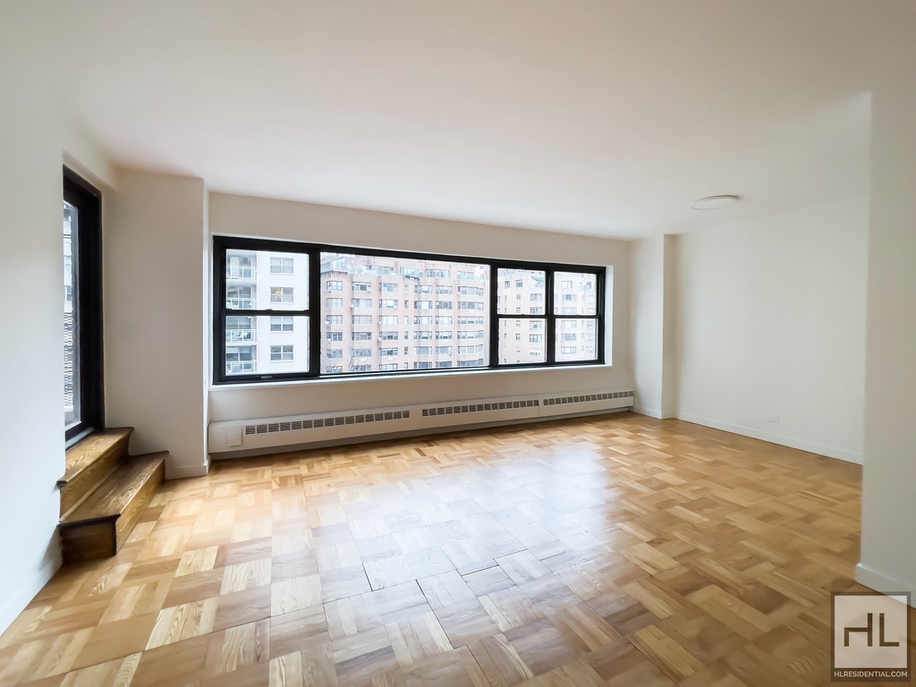 East 55 Street - Photo 0