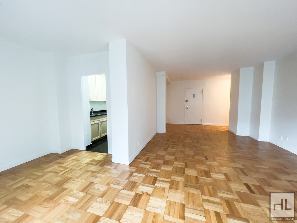 East 55 Street - Photo 2
