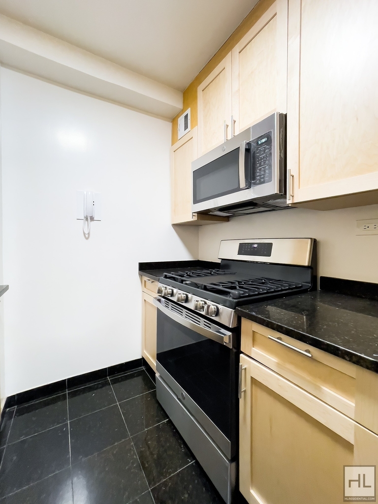 East 55 Street - Photo 4