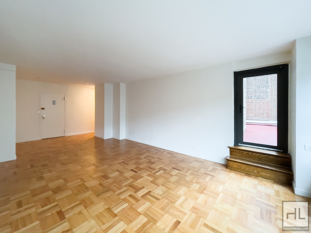 East 55 Street - Photo 1