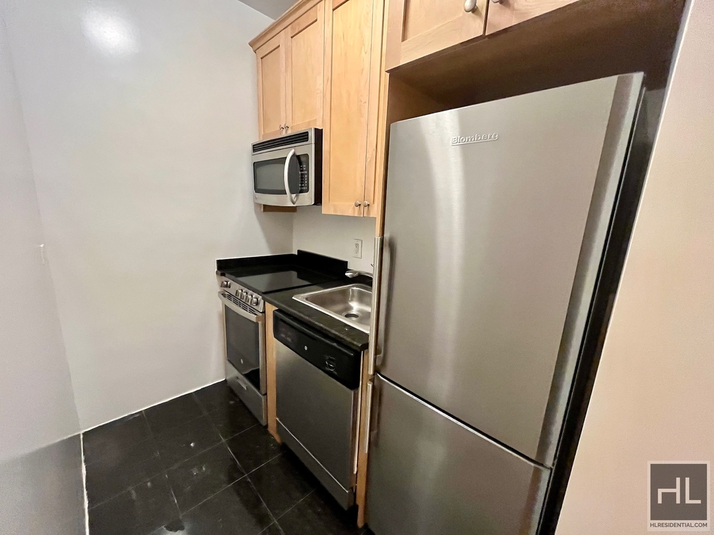 West 73 Street - Photo 0