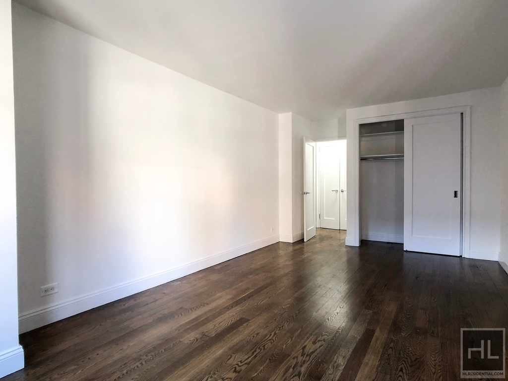 E 82 St - Photo 0